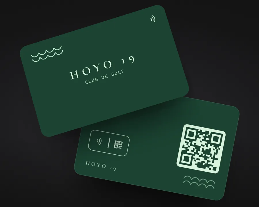 Tarjeta verde de un club de golf, con olas y QR atrás