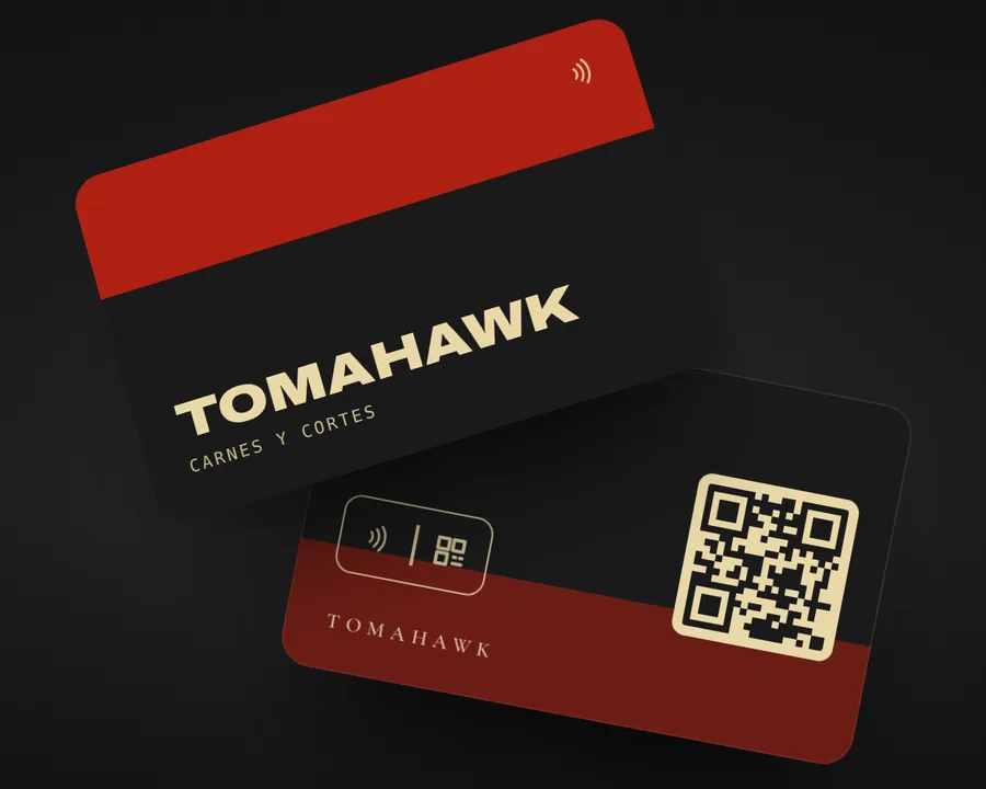 Tarjeta negra y roja de un restaurante de cortes, con QR dorado atrás